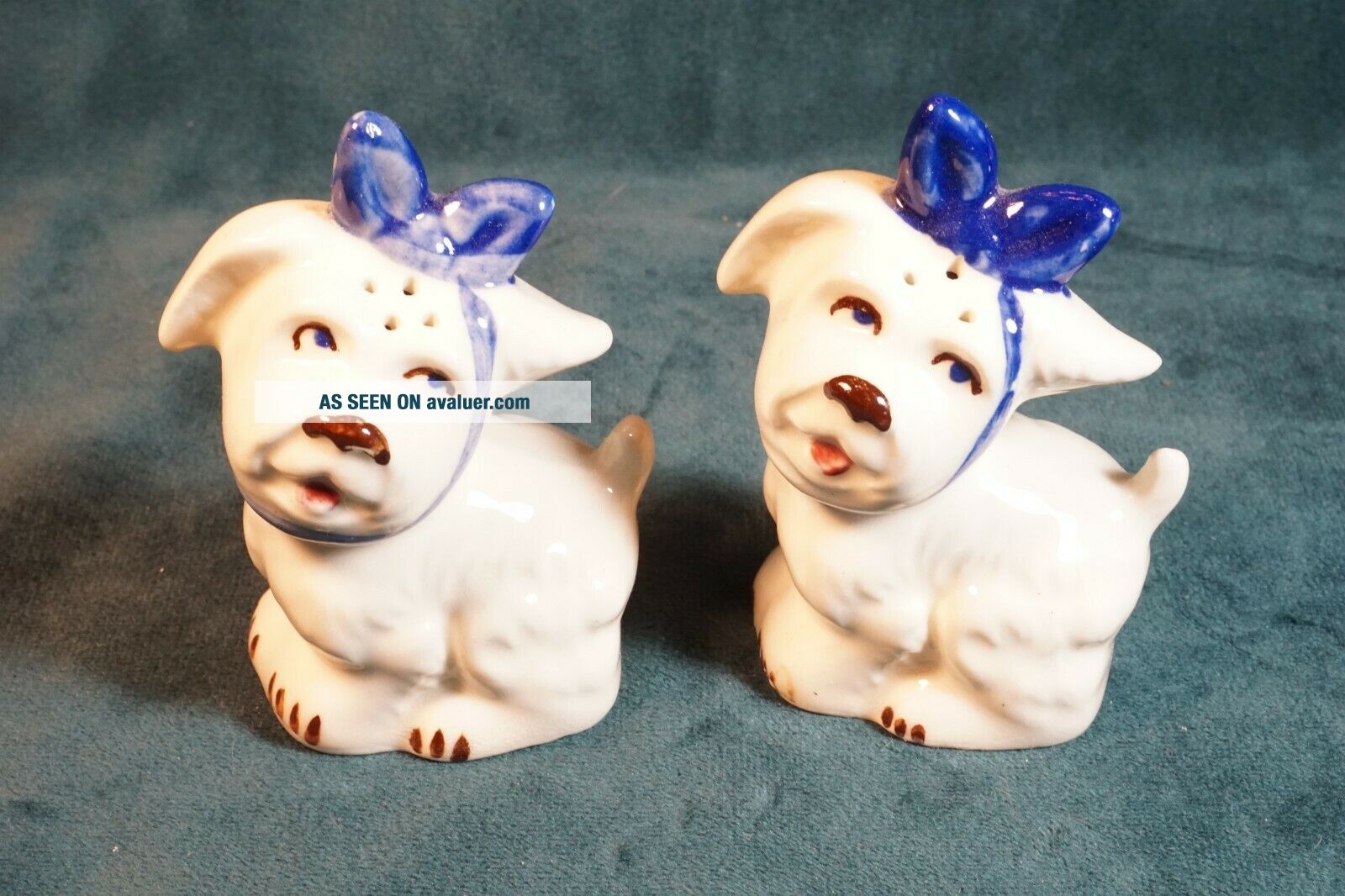 VINTAGE BULLDOG SALT AND PEPPER SHAKERS DOG FIGURINE WITH BLUE BOW ...