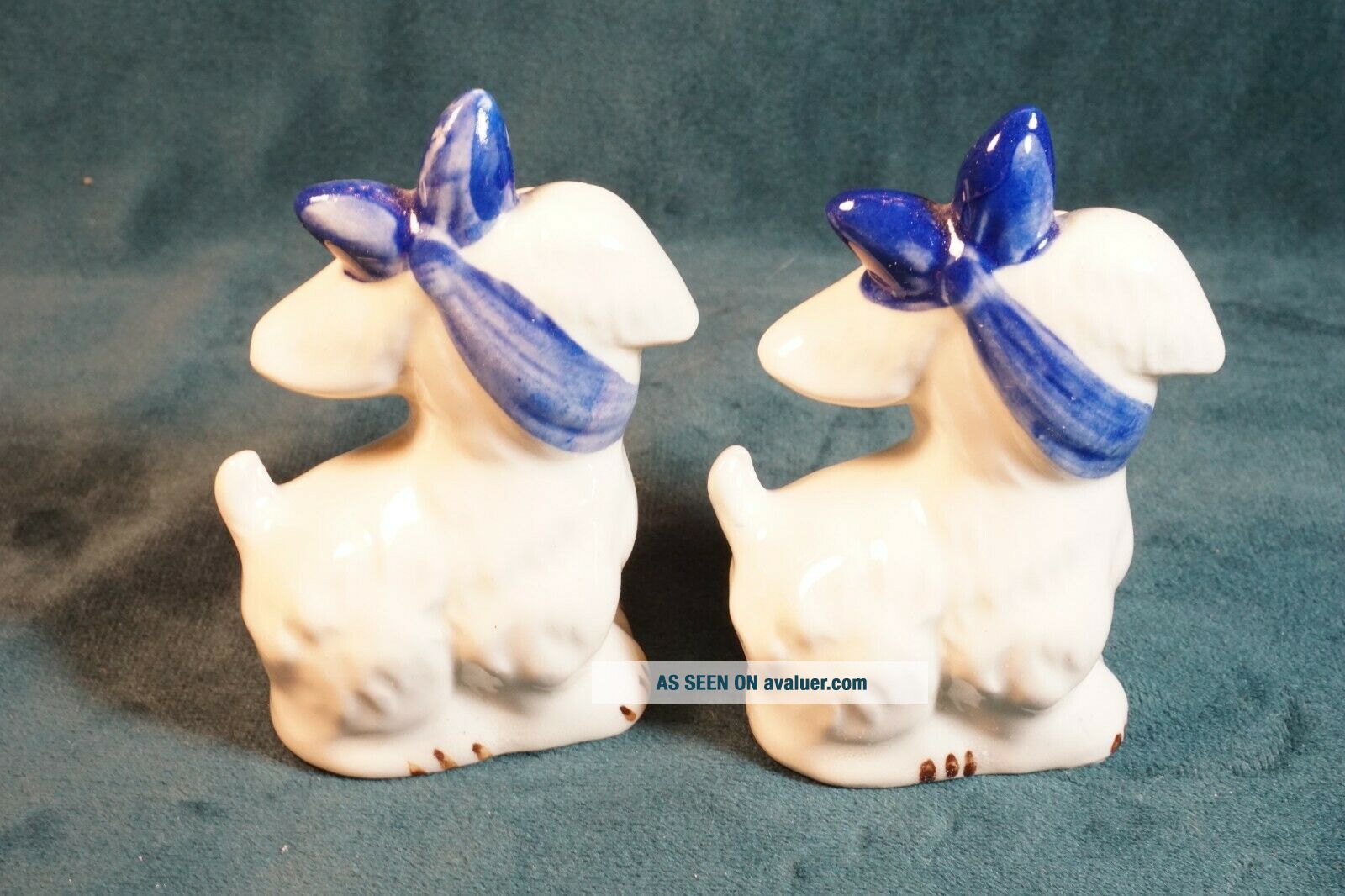VINTAGE BULLDOG SALT AND PEPPER SHAKERS DOG FIGURINE WITH BLUE BOW ...