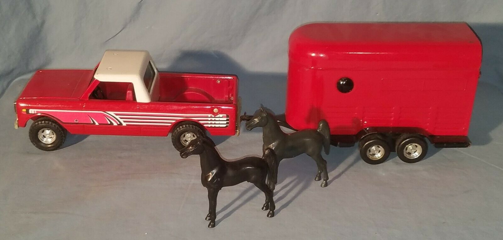 Ertl Diecast 1 16 Red International Pickup Truck Horse Trailer Set ertl-diecast-1-16-red-international-pickup-truck-horse-trailer-set