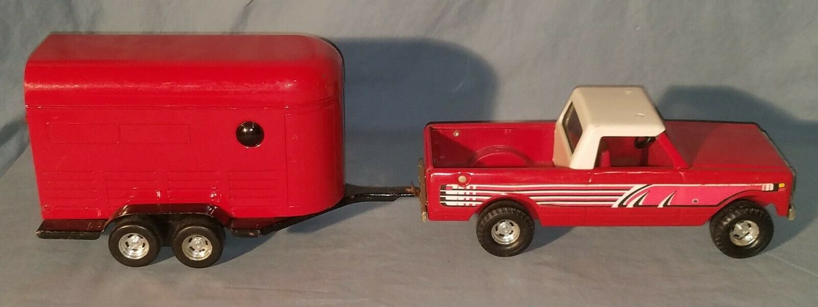 Ertl Diecast 1 16 Red International Pickup Truck Horse Trailer Set ertl-diecast-1-16-red-international-pickup-truck-horse-trailer-set