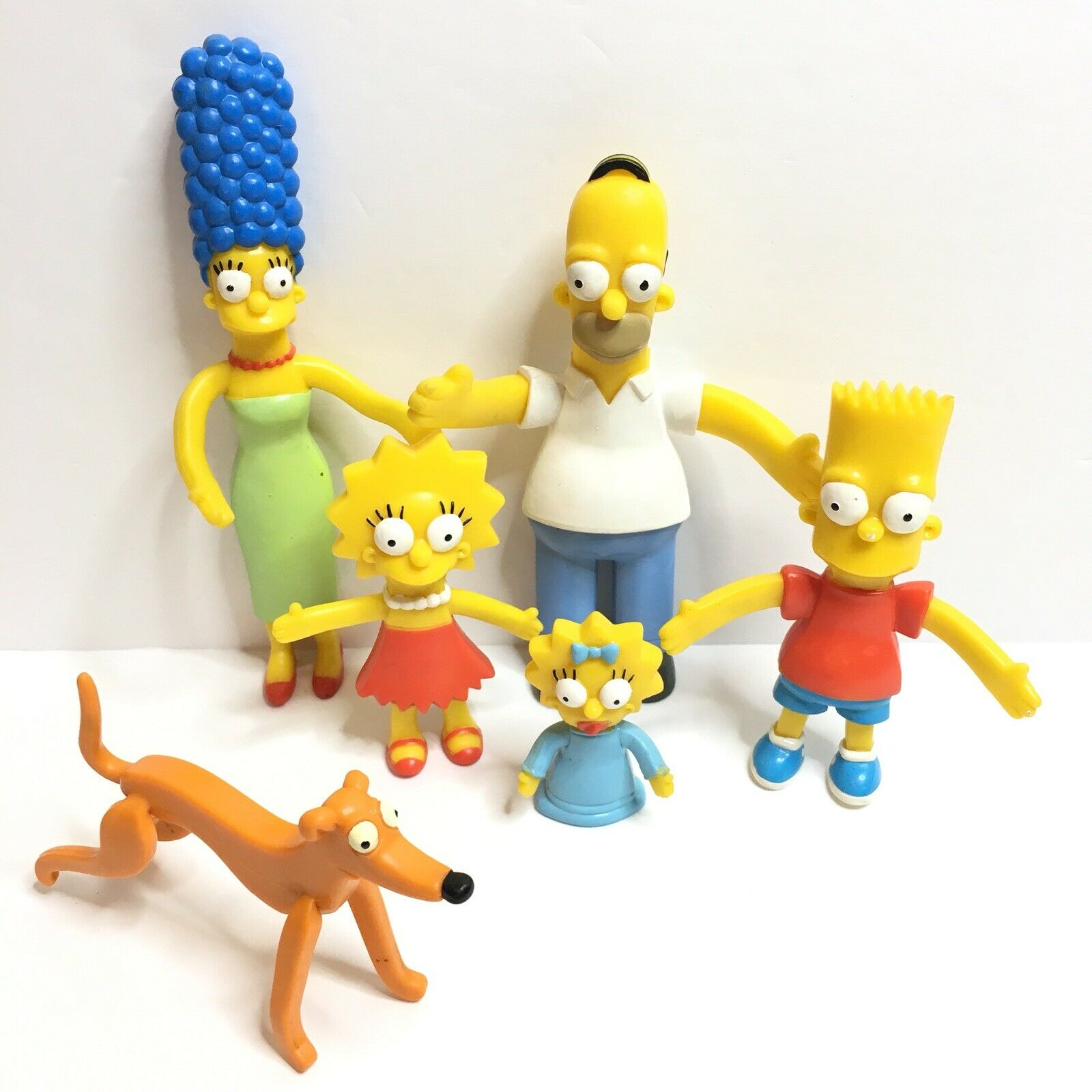Disney The Simpsons Figurines d'action Lot familial multi-pack Figurines à l'échelle de 6,3 cm, comprend Homer, Marge, Bart, Lisa, Maggie, Santa's Little Helper et Snowball II