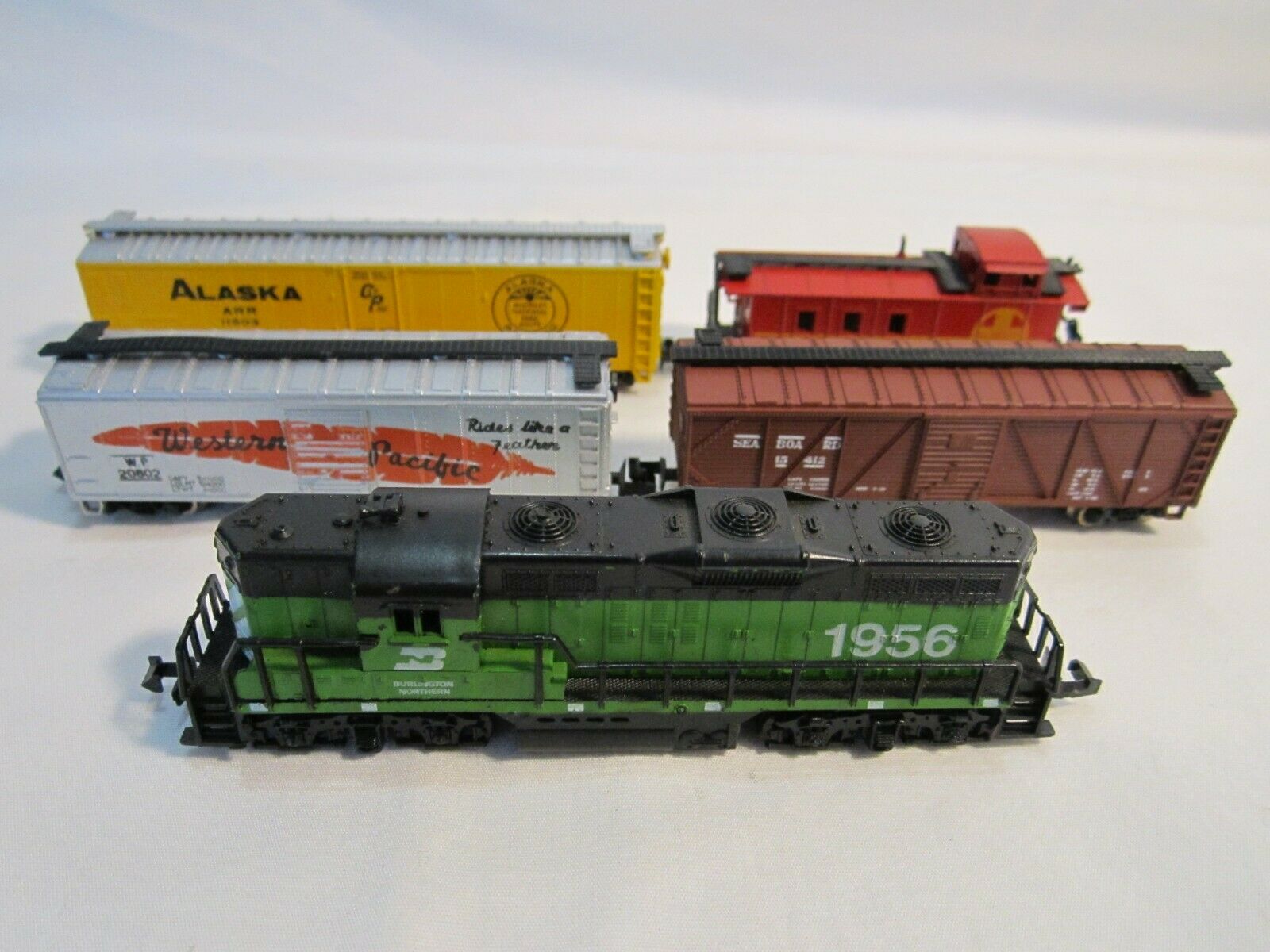 Model Freight Train Set N Scale Gauge Model Rail Road Train Engine ATLAS Diesel & Freight Car ...